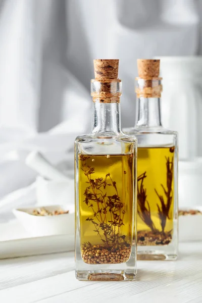 Láhve Olivového Oleje Kořením Bílém Dřevěném Stole — Stock fotografie