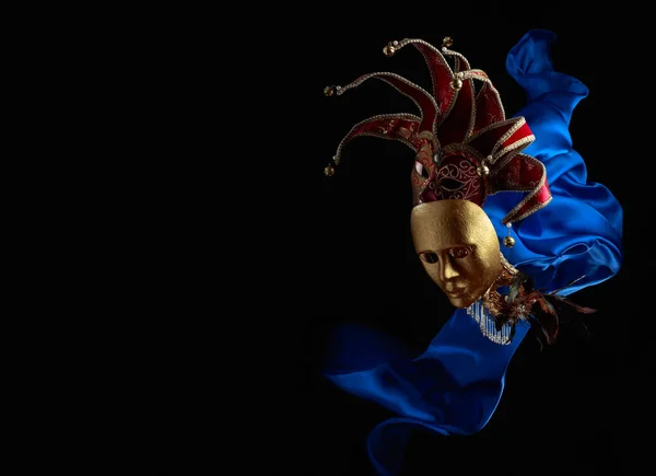 Staré Karnevalové Masky Černém Pozadí Třepotavou Modrou Látkou Kopírovat Prostor — Stock fotografie