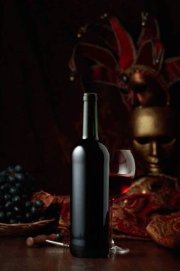 Kırmızı şarap, üzüm ve eski karnaval maskeleriyle dolu bir hayat..