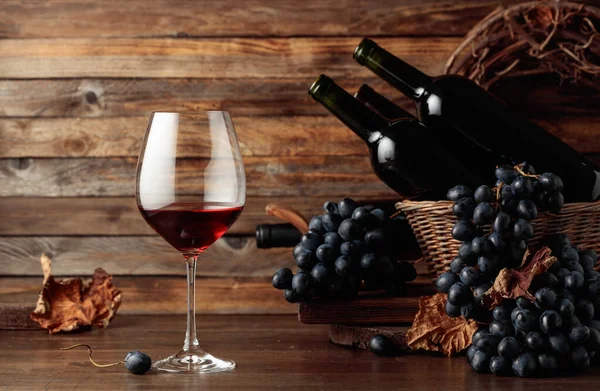 Red Wine Blue Grapes Wine Grapes Vintage Setting Old Wooden — Foto Stock