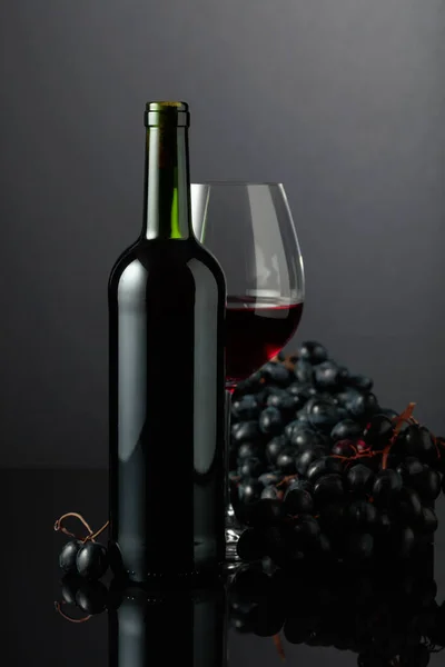 Red Wine Blue Grapes Black Reflective Background — ストック写真
