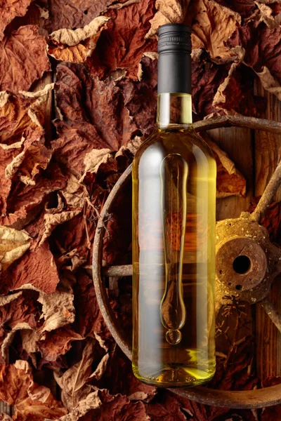 Bottle White Wine Rusty Wheel Dried Vine Leaves Old Expensive —  Fotos de Stock