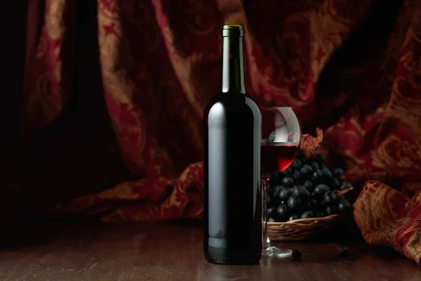 Bodegón Con Vino Tinto Uvas Azules Sobre Una Vieja Mesa —  Fotos de Stock