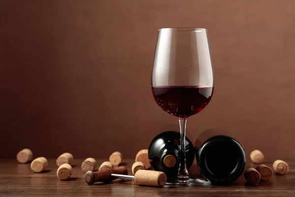 Red Wine Wine Corks Wooden Table Copy Space — Stock Photo, Image