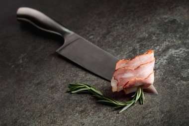 Mutfak bıçağında biberiyeli pastırma. Greystone arkaplanı.