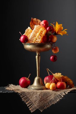 Bal ve Cennet elmaları. Kırmızı ve sarı yaban elmaları, sağlıklı organik yiyecekler..