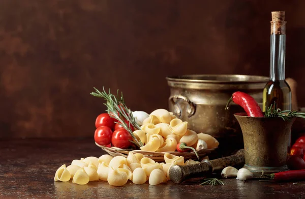 Pasta Con Ingredienti Vecchi Utensili Cucina Copia Spazio — Foto Stock