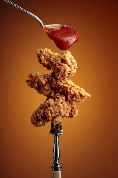 Köstliche Knusprige Gebratene Hühnchen Mit Tomatensauce Gebratenes Huhn Mit Ketchup — Stockfoto