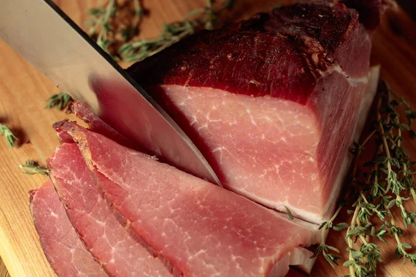 用百里香在木制切菜板上烘干的猪肉片 有选择的重点 — 图库照片