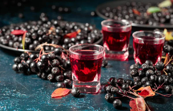 Black Chokeberry Liquor Fresh Berries Dark Blue Background — Stock Photo, Image
