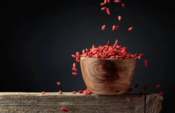 Gedroogde Goji Bessen Worden Een Houten Kom Gegoten Kopieerruimte — Stockfoto