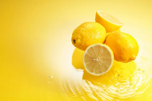 Ripe Juicy Lemons Yellow Background Water Splashes Copy Space — Stock Fotó