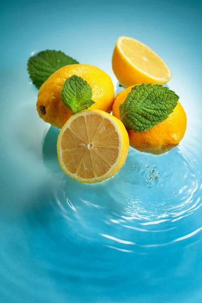 Ripe Juicy Lemons Mint Blue Background Water Splashes Copy Space — Zdjęcie stockowe