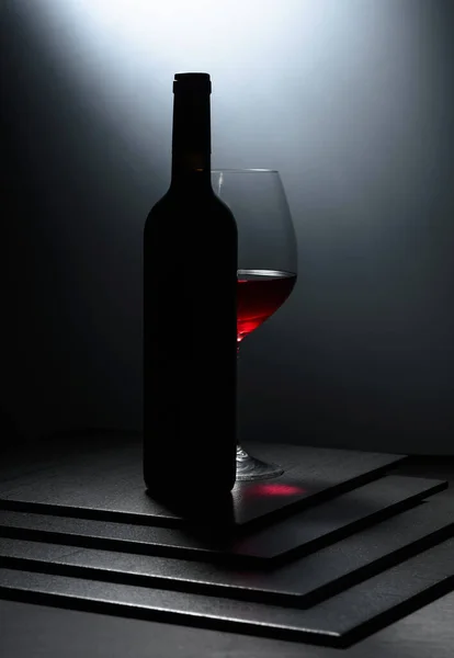 Flasche Und Glas Rotwein Auf Schwarzem Tisch — Stockfoto