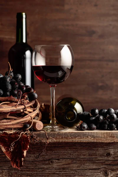 Copo Garrafa Vinho Tinto Com Uvas Uma Mesa Madeira Velha — Fotografia de Stock