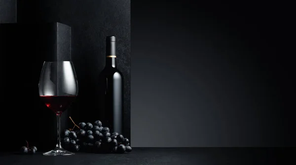 Rotwein Und Blaue Trauben Vor Schwarzem Hintergrund Kopierraum — Stockfoto
