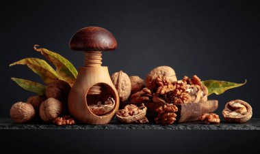 Siyah arka planda cevizler. Boşluğu kopyala.