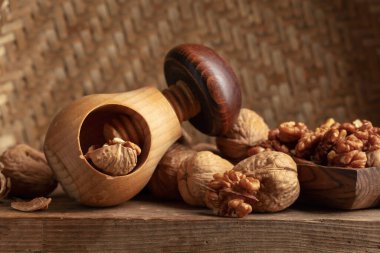 Eski ahşap bir masada cevizler. Ön görünüm.