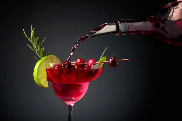 Preiselbeercocktail Garniert Mit Beeren Limette Und Rosmarin Gefrorenem Glas Mit — Stockfoto