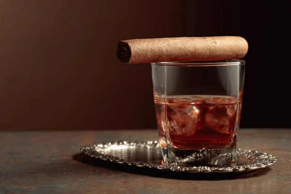 Whisky Con Hielo Cigarro Una Mesa Metal Oxidado —  Fotos de Stock