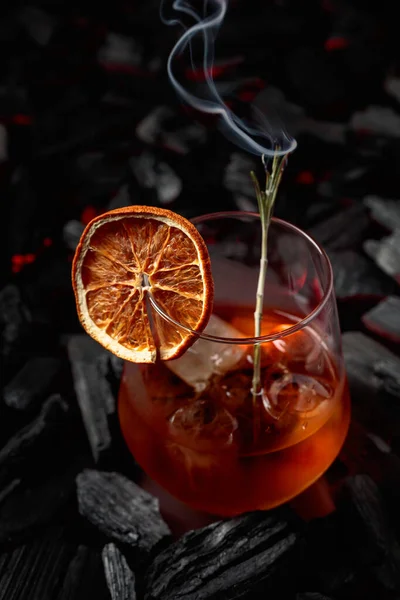 Cóctel Antigua Con Hielo Rebanada Naranja Seca Romero Whisky Con — Foto de Stock