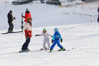 Alp kayakçıları ve snowboardcular dağdan aşağı iniyorlar. Paten eğitimi. Sağlıklı dinlenme kavramı. Aktif hayat. Seçici odaklanma, bulanık arkaplan. 14.11.2020, Sheregesh, Rusya