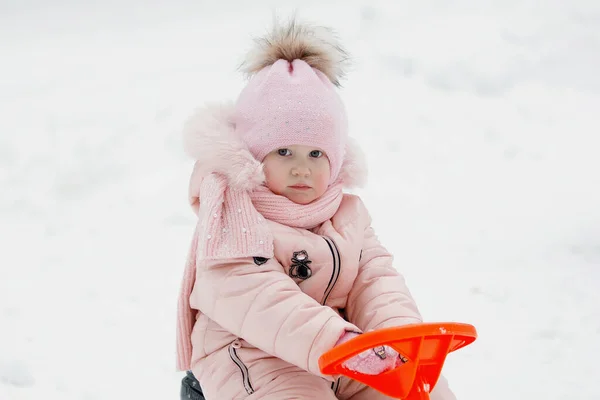 Κορίτσι Ροζ Πορτοκαλί Έλκηθρο Χειμώνα Λευκό Χιόνι — Φωτογραφία Αρχείου