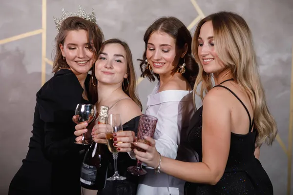 Vier Festlich Gekleidete Frauen Feiern Weihnachten Mit Weingläsern Spaß Freude — Stockfoto