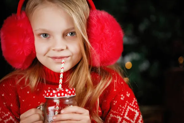 Szőke Tinédzser Lány Egy Karácsonyfa Mellett Egy Bögre Szívószállal Piros — Stock Fotó