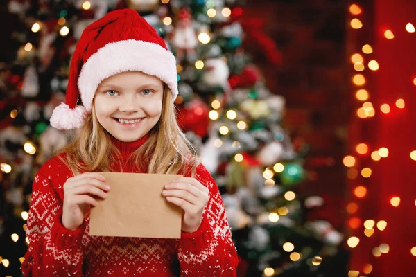 Noel Arifesinde Içinde Noel Baba Mektup Olan Bir Zarf Tutan — Stok fotoğraf