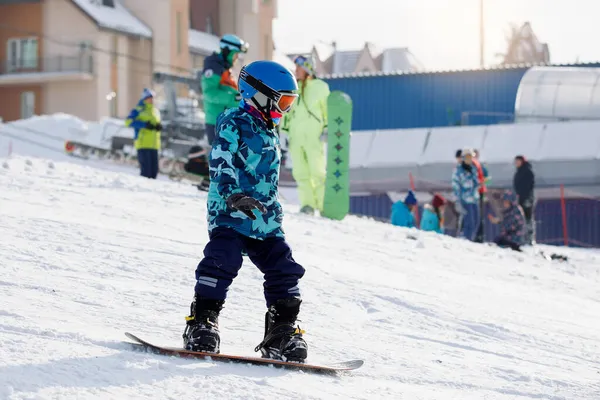 Kindersnowboarder Daalt Van Berg Blauwe Kleren Helm Googles Skigebied Gezonde — Stockfoto