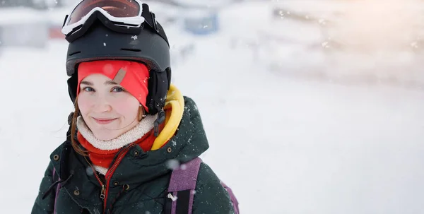 ヘルメット ニット帽の女性のスキーヤー スノーボーダーの肖像 健康的なライフスタイル スポーツの概念 選択的フォーカス 網のための旗 — ストック写真