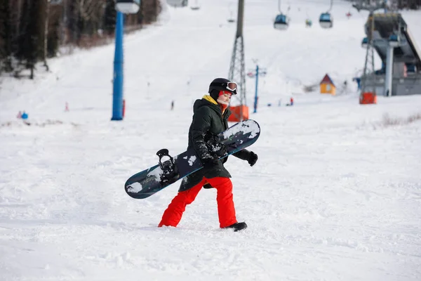 Mulher Snowboarder Caminha Montanha Nevada Ela Está Usando Uma Máscara — Fotografia de Stock