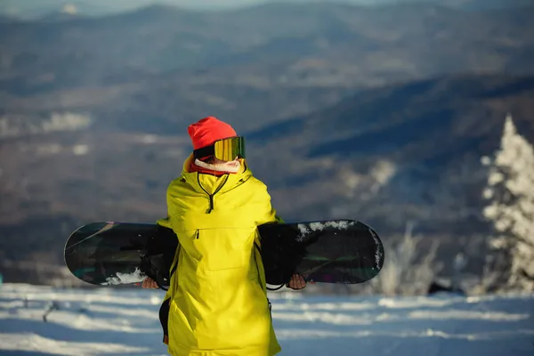 Sportkoncept Kvinna Snowboardåkare Skidkläder Poserar Med Bräda Mot Bakgrund Blå — Stockfoto