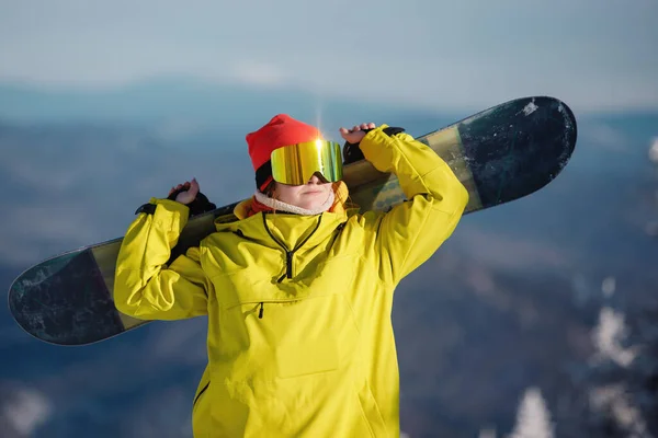 Snowboardcu Panoyu Yukarıda Tutuyor Sarı Hardal Rengi Ceket Kırmızı Örgü — Stok fotoğraf