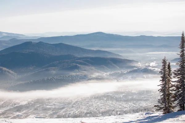 Přírodní Krajina Modré Hory Pokryté Kouřem Zarostlé Lesem Neposkvrněná Divoká — Stock fotografie