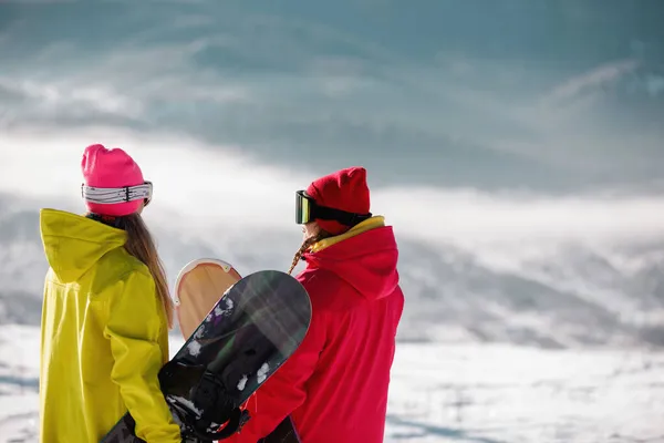 Två Snowboardåkare Står Och Pratar Bakgrunden Blå Berg Bär Skidkläder — Stockfoto
