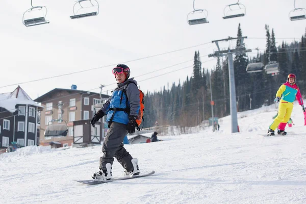 Esquiadores Alpinos Snowboarders Cabalgan Por Montaña Polvo Nieve Enfoque Selectivo —  Fotos de Stock