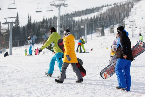 Snowboarders Una Chaqueta Casco Gafas Están Caminando Nieve Concepto Descanso —  Fotos de Stock