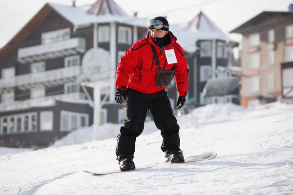 Esquiadores Alpinos Snowboarders Descem Montanha Neve Foco Seletivo Fundo Turvo — Fotografia de Stock