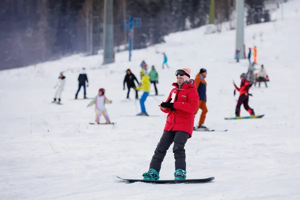Alpina Skidåkare Och Snowboardåkare Rider Nedför Berget Snöpulver Selektivt Fokus — Stockfoto