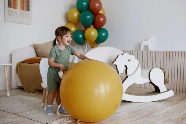 Chlapec Velkým Žlutým Balónem Zelené Kombinéze Vnitrozemí — Stock fotografie