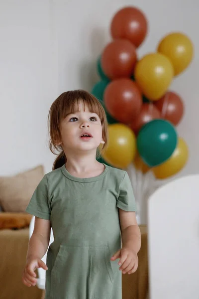 Yatak Odasında Yeşil Tulumlu Balonlu Çocuk — Stok fotoğraf