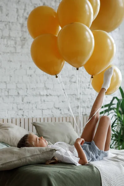 Chica Con Globos Amarillos Divirtiéndose Cama Dormitorio —  Fotos de Stock