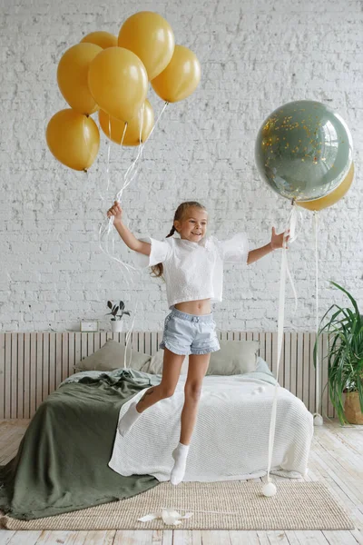 Sarı Balonlu Kız Yatak Odasında Eğleniyor — Stok fotoğraf