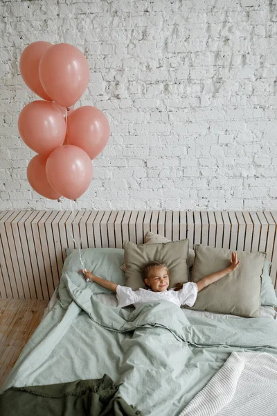 Meisje Met Roze Ballonnen Haar Handen Wakker Bed Slaapkamer — Stockfoto