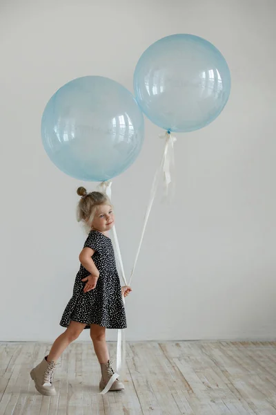 Stüdyoda Poz Veren Mavi Balonlu Küçük Bir Kız — Stok fotoğraf