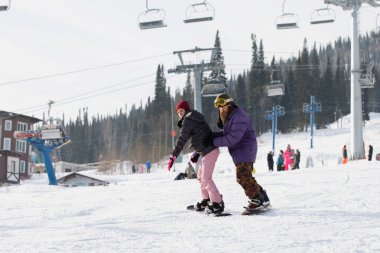 Alp kayakçıları ve snowboardcular dağdan aşağı iniyorlar. Paten eğitimi. Sağlıklı dinlenme kavramı. Aktif hayat. Seçici odaklanma, bulanık arkaplan. 14.11.2020, Sheregesh, Rusya