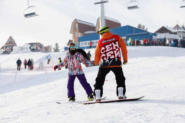 Alpineskiërs Snowboarders Rijden Berg Coach Leert Het Kind Rijden Selectieve — Stockfoto