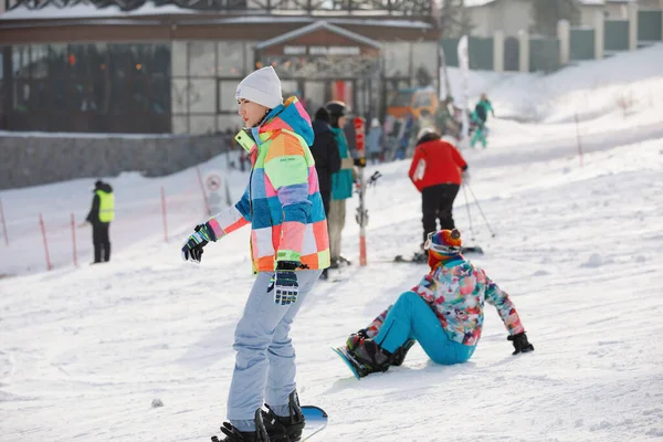 Esquiadores Alpinos Snowboarders Cabalgan Por Montaña Mujer Sienta Nieve Después — Foto de Stock